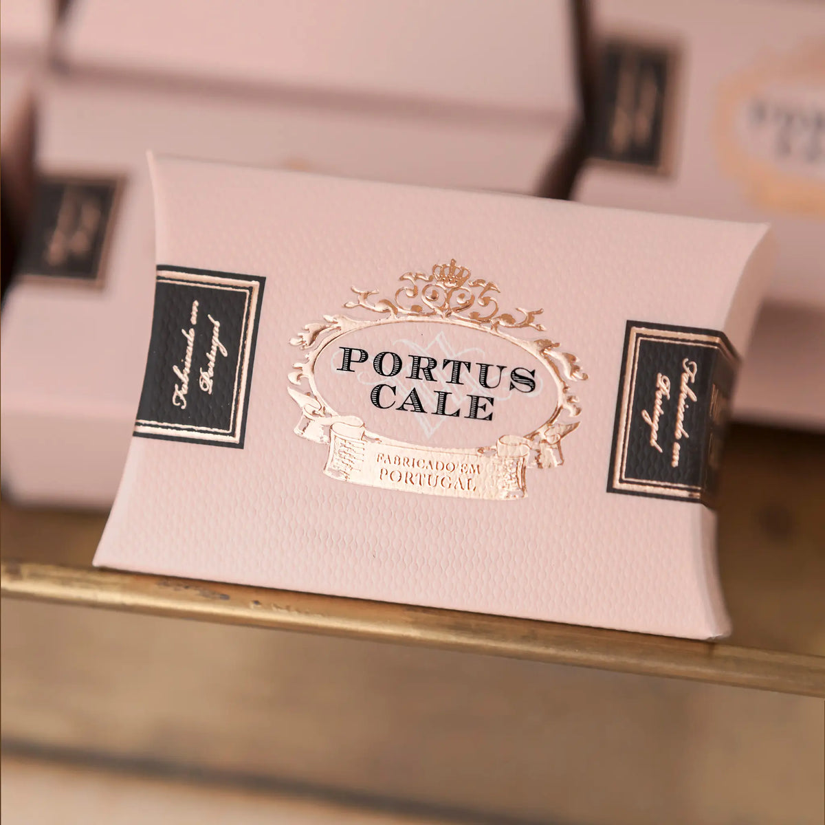 Portus Cale Rosé Blush pillow box close-up showing gold embossed crest and Fabricado em Portugal detail – Castelbel"