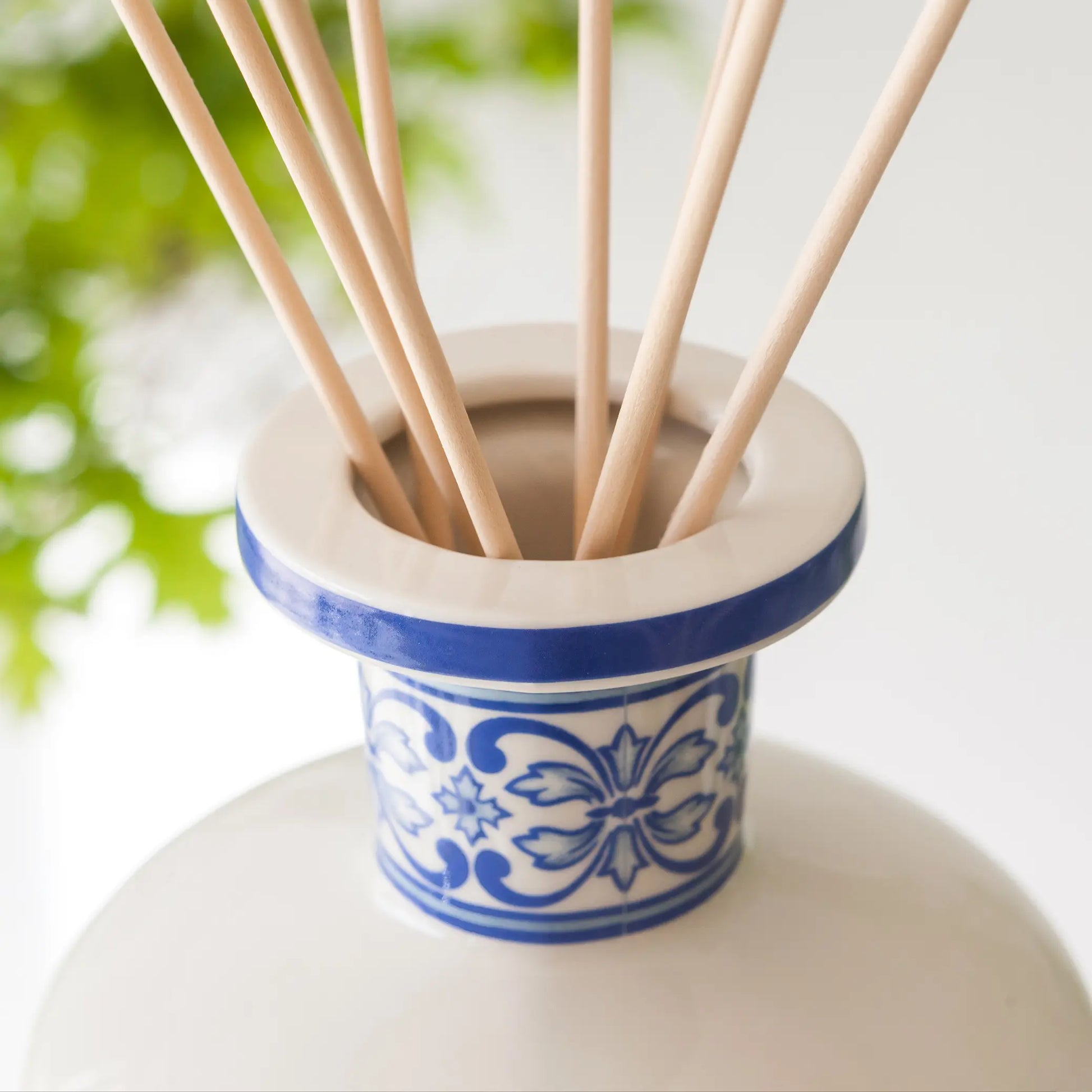 Portus Cale Gold & Blue ceramic reed diffuser 250ml — pink pepper and jasmine — close-up of reeds and ceramic vessel
